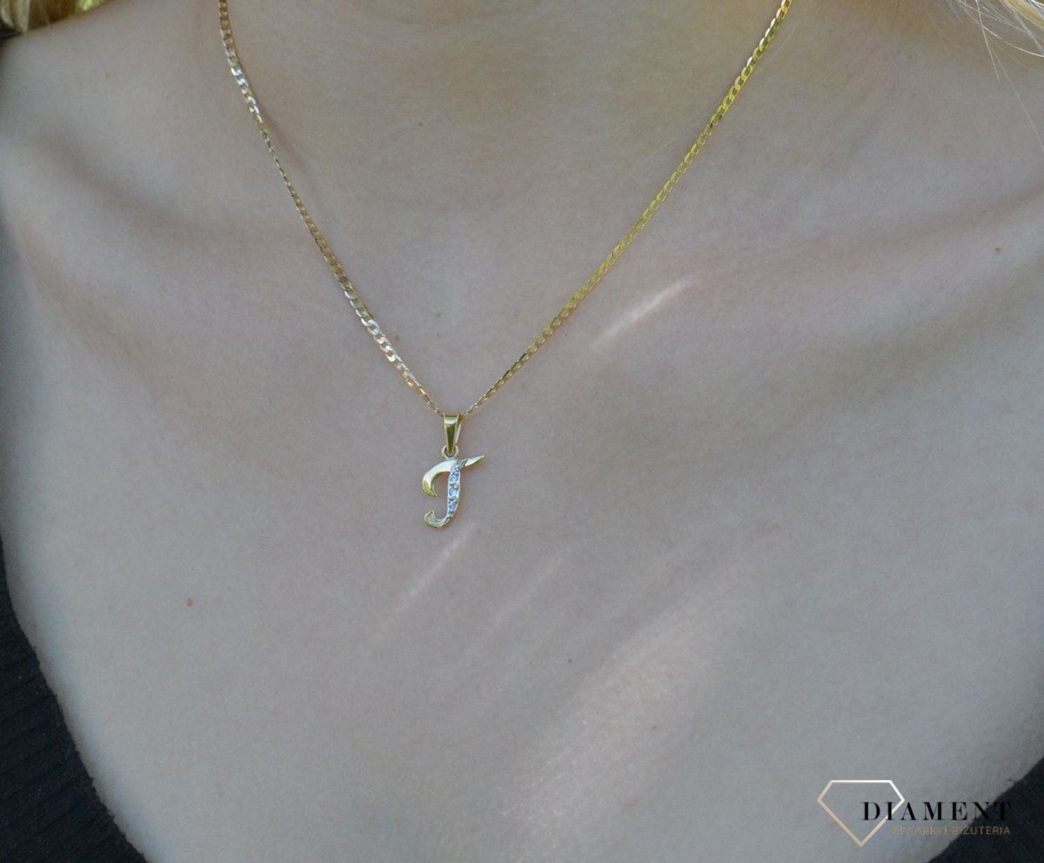 Złota zawieszka 585 literka T ozdobiona cyrkonią Z-98 T Literka. Personalizowana zawieszka to doskonały pomysł na prezent dla każdej kobiety. Zawieszka z literą ze złota. Prezent na komunię dla dziewczynki..jpg